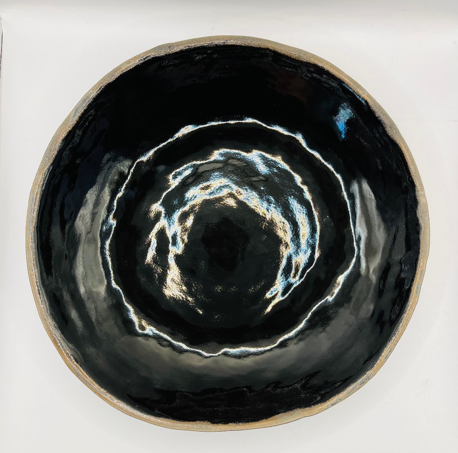 Sacred Earth Bowl Large - Zwarte handgemaakte keramische offerschaal door GailAstra