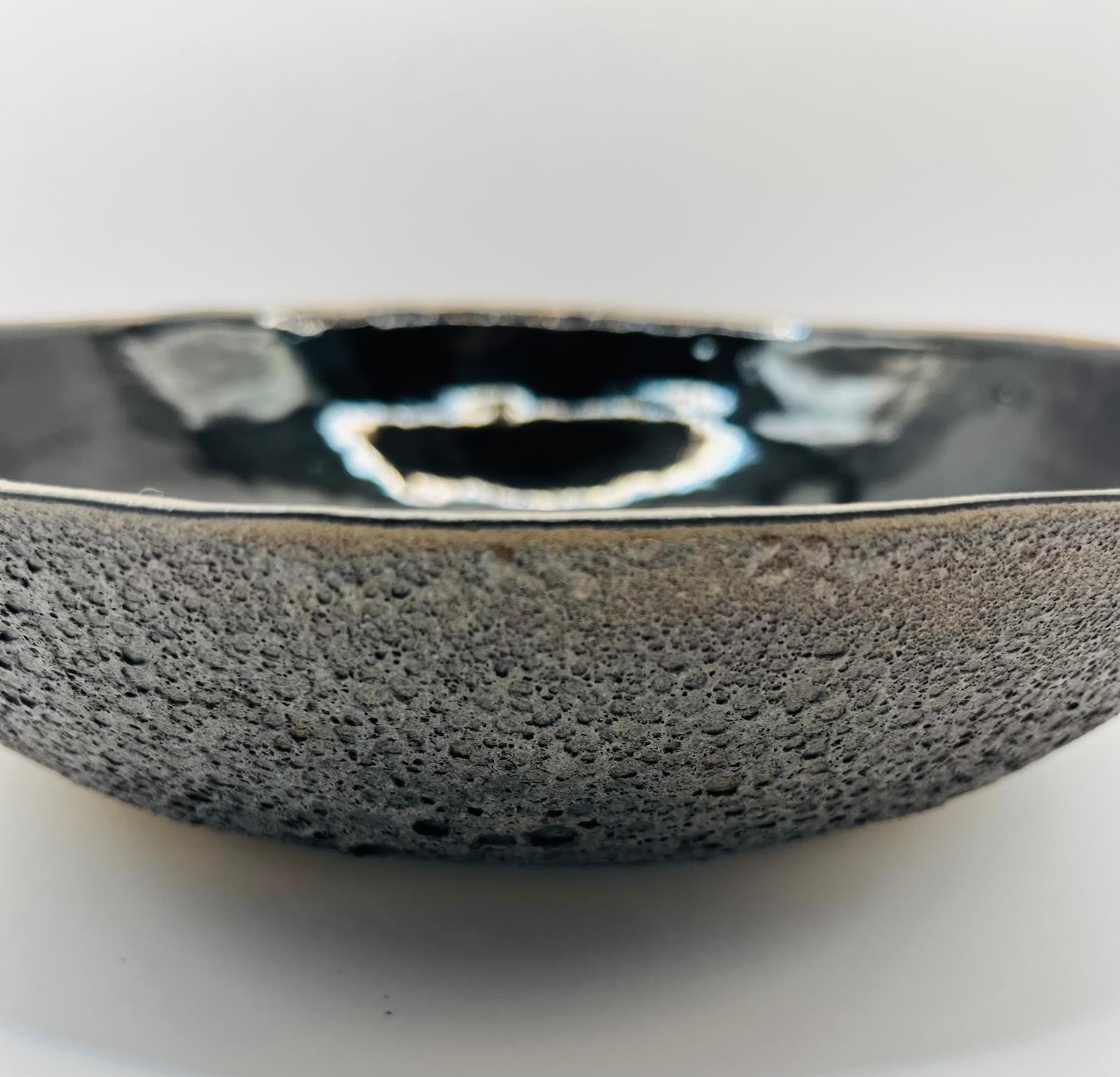 Sacred Earth Bowl Small - Zwarte handgemaakte keramische offerschaal door GailAstra