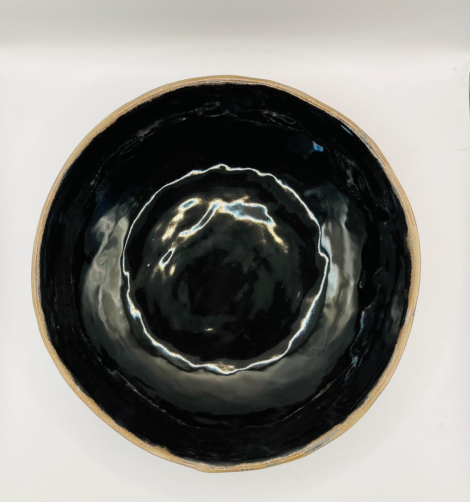 Sacred Earth Bowl Small - Zwarte handgemaakte keramische offerschaal door GailAstra